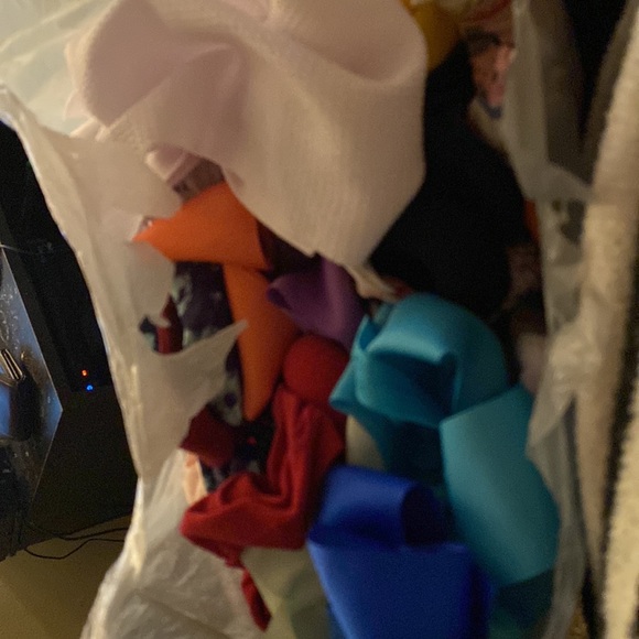 Bows about 60 of them multiple colors my daughter never wore them fits all size - Picture 2 of 3